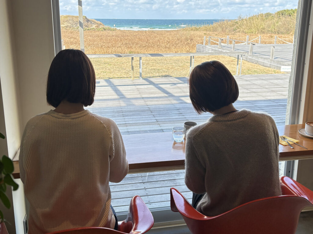 天気のいい日にはテラス席で潮風を感じながら、旅の途中のひとときをゆったり過ごせます(ノルバイ糸島)。 天気のいい日にはテラス席で潮風を感じながら、旅の途中のひとときをゆったり過ごせる