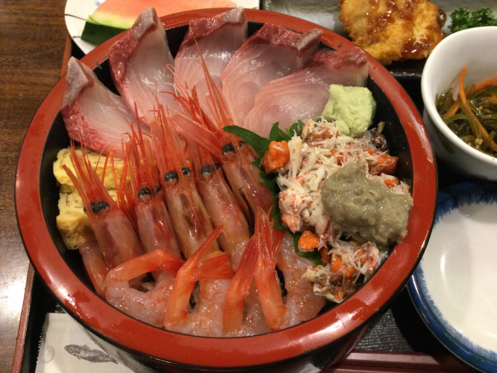 鮨.会席 りょう門「AKB丼」（甘エビ、香箱カニ、ブリ）