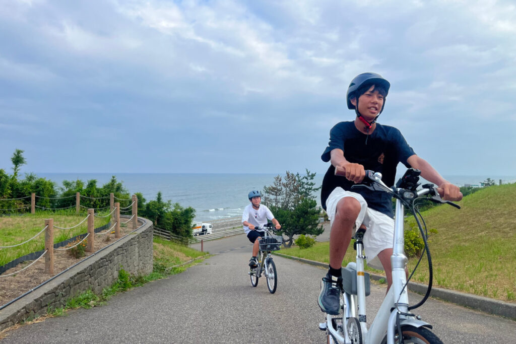 白尾灯台の急な坂道でのe-bike試乗。その力強いアシスト性能に、誰もが驚きと感動を覚えます。