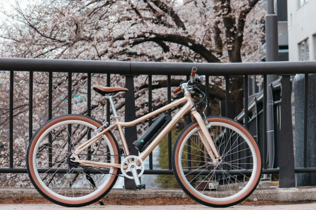 URBAN BELT 650(Bronze)|電動クロスバイク 桜舞う道を、URBAN BELT 650(電動アシストクロスバイク)とともに
